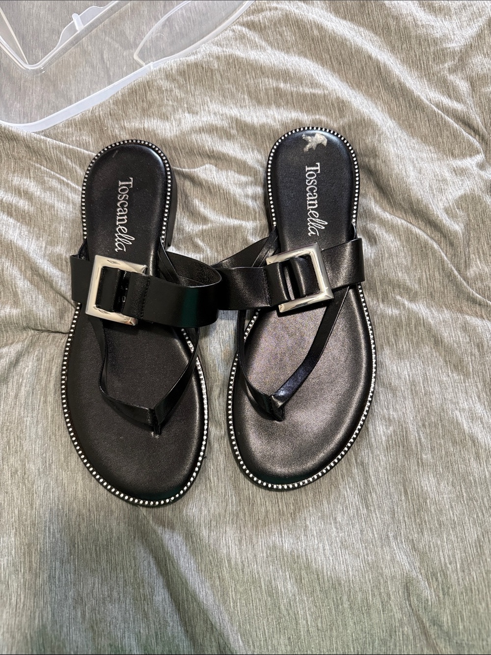 Toscanella Black Buckle Toe-Loop Sandals